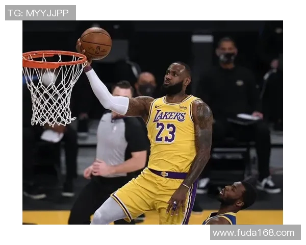 詹姆斯被隔扣瞬间引发热议球迷热情高涨纷纷讨论比赛精彩瞬间