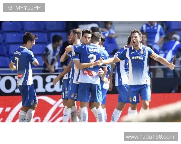 西班牙人宣布以租借方式签下巴萨后卫，强化防线实力