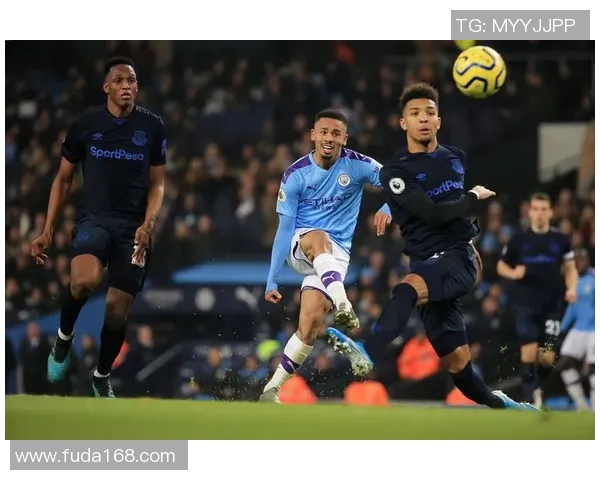 曼联与埃弗顿激战正酣詹俊解读比赛精彩瞬间与战术分析