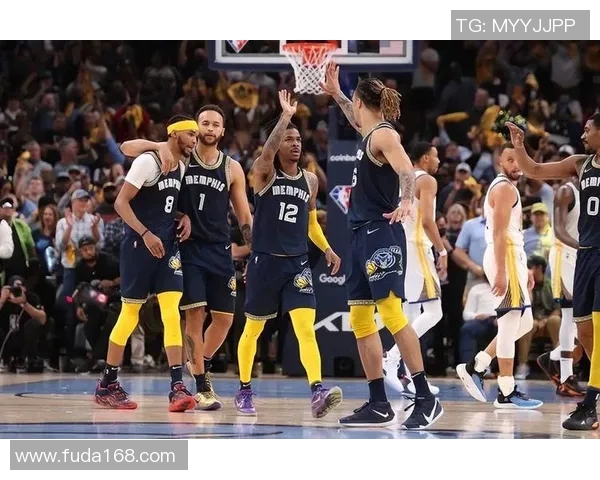 灰熊与蓝网激战正酣球员表现引发球迷热议与期待 灰熊与蓝网激战正酣球员表现引发球迷热议与期待