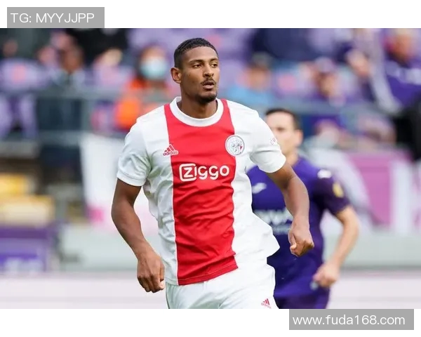 莱万状态火热欧冠赛场10场狂轰12球射手榜领跑稳获金靴荣誉